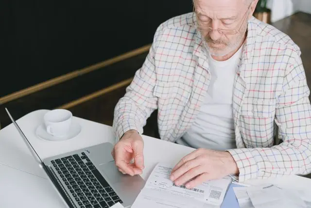 Usuario revisando documentos de facturación e integración con emisor fiscal