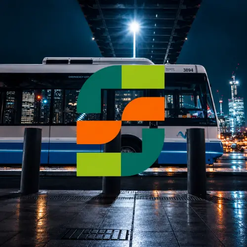 Autobús de transporte de pasajeros en la ciudad de noche con el isotipo de SMarT Carga